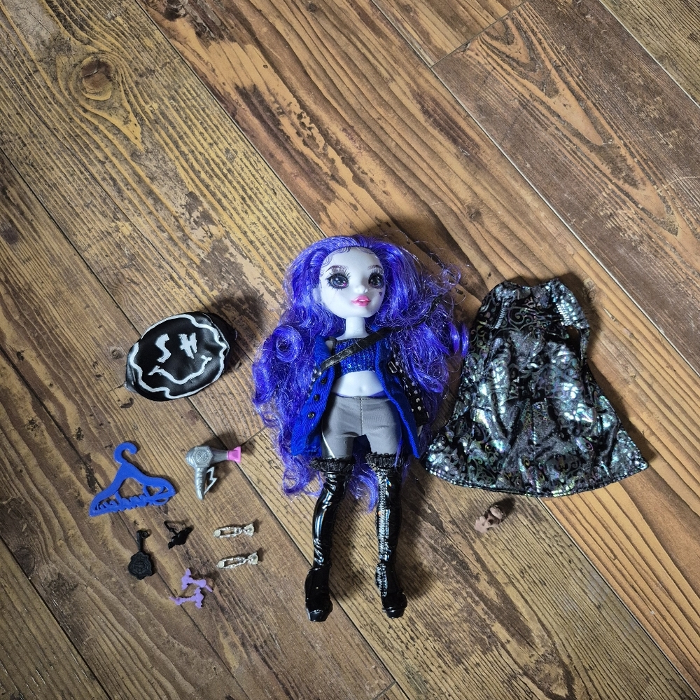 Rainbow High Shadow High Uma Vanhoose Doll
